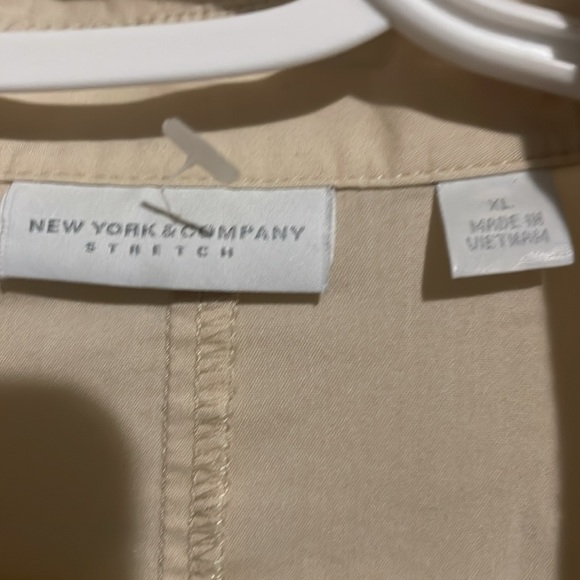 Women’s Button Up Top. - Picture 4 of 4